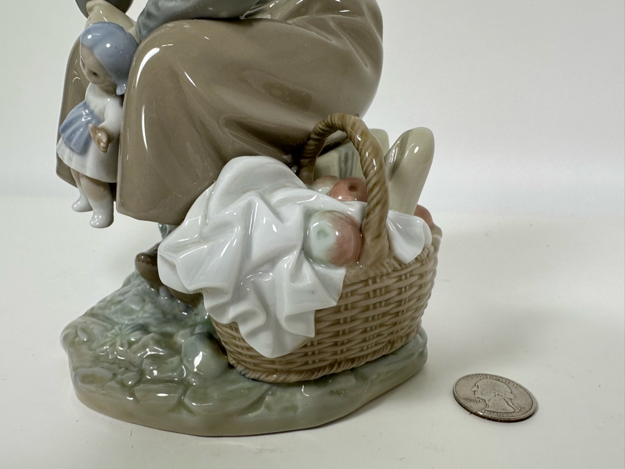 Lladro 'Dutch Girl with Doll' Porcelain Figurine with Box 10H [Photo 7]