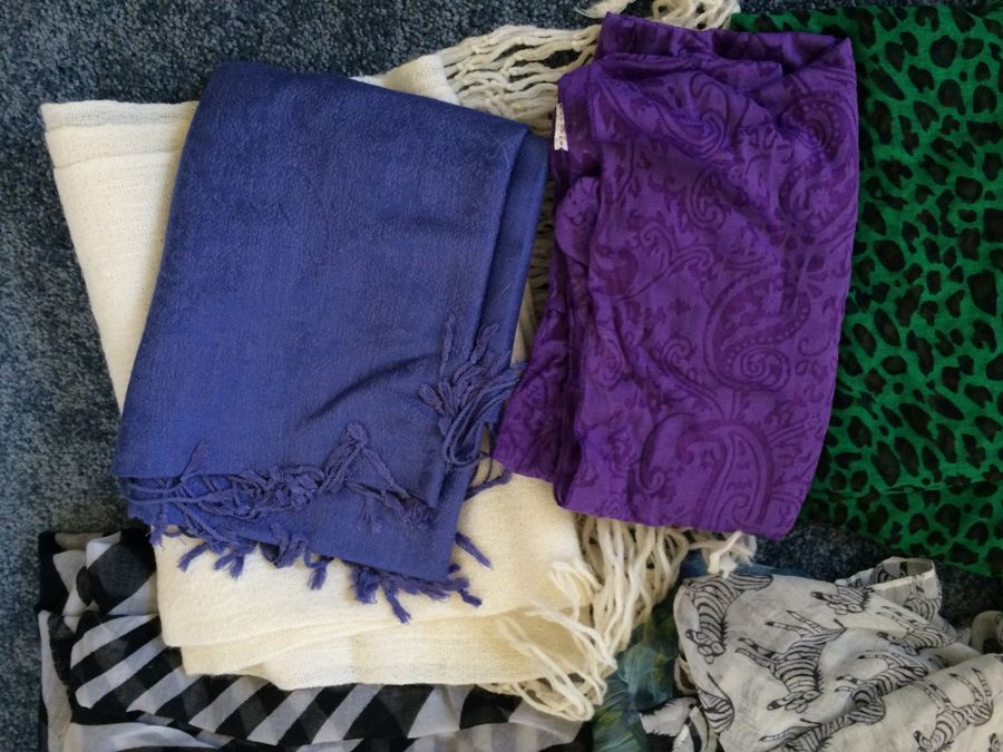 Scarf Lot [Photo 3]
