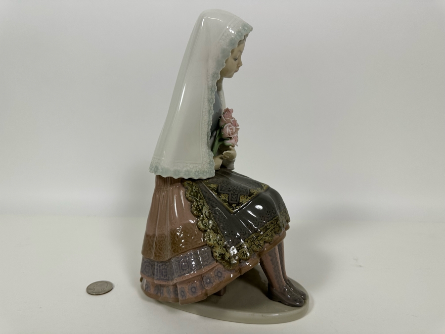 Lladro 'Girl Sitting with Roses' Porcelain Figurine 10H [Photo 11]