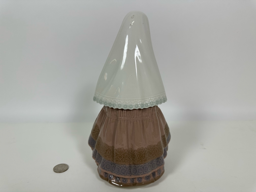 Lladro 'Girl Sitting with Roses' Porcelain Figurine 10H [Photo 8]