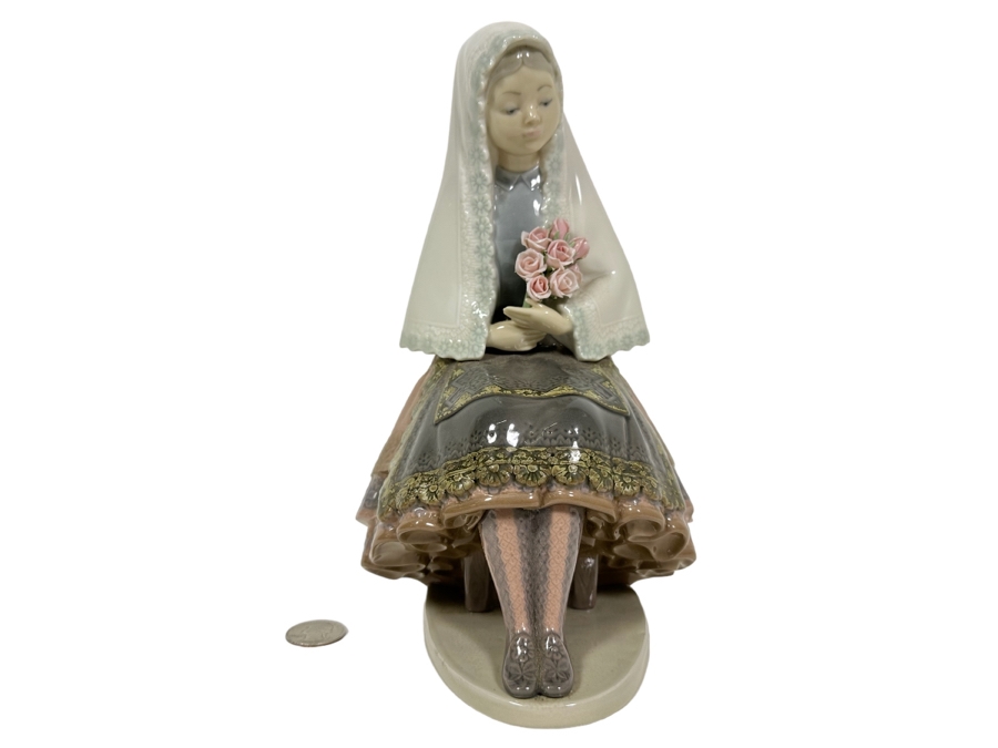Lladro 'Girl Sitting with Roses' Porcelain Figurine 10H [Photo 1]