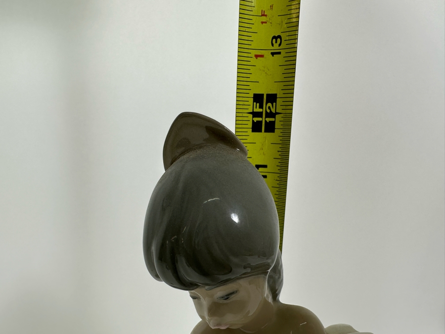 Nao by Lladro Girl in Green Dress with Flower Porcelain Figurine 12H [Photo 10]