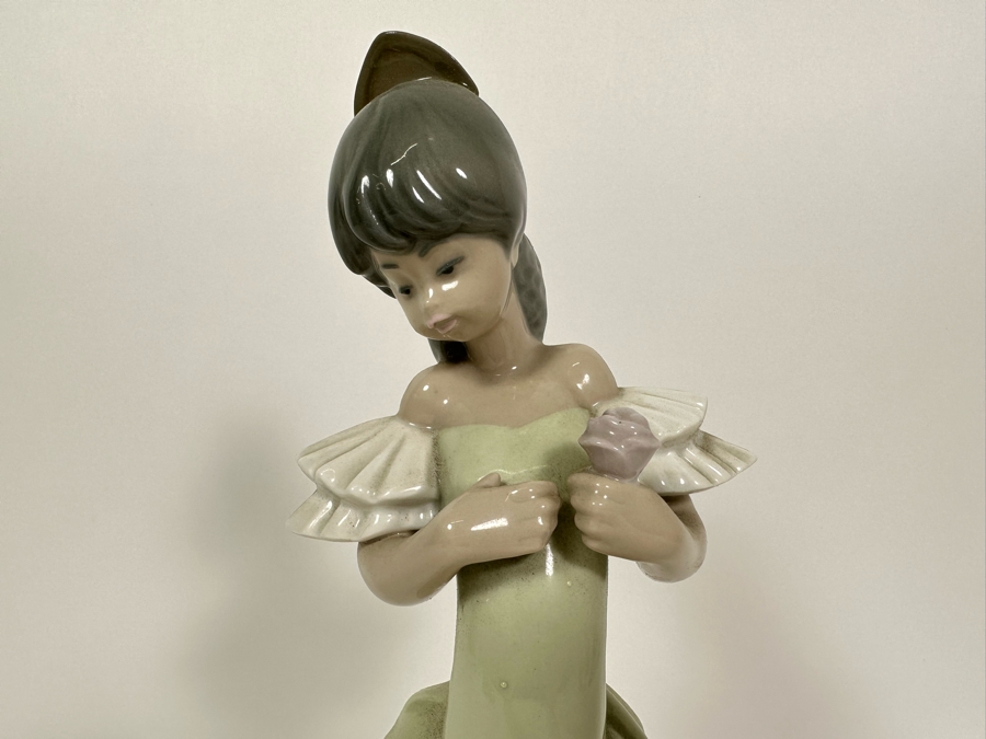 Nao by Lladro Girl in Green Dress with Flower Porcelain Figurine 12H [Photo 4]