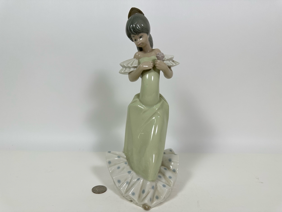 Nao by Lladro Girl in Green Dress with Flower Porcelain Figurine 12H [Photo 3]