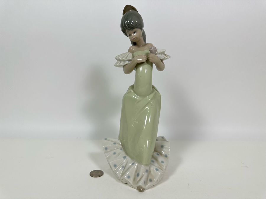 Nao by Lladro Girl in Green Dress with Flower Porcelain Figurine 12H [Photo 2]