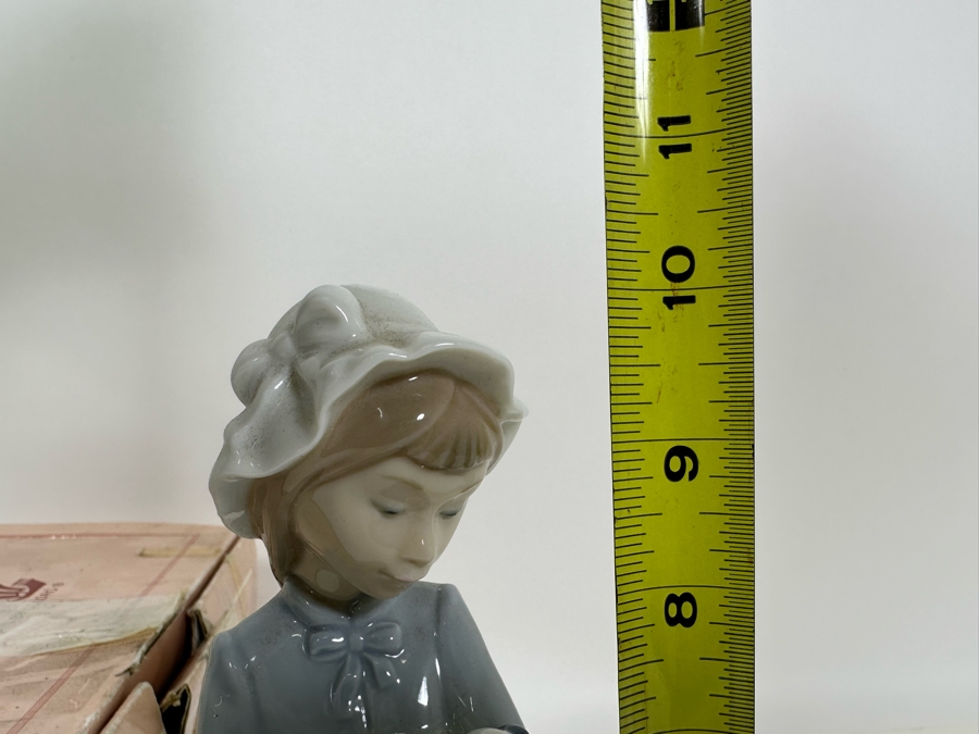 Nao by Lladro Sweet Girl with Puppy Porcelain Figurine 10H [Photo 11]