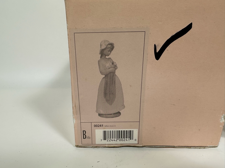 Nao by Lladro Sweet Girl with Puppy Porcelain Figurine 10H [Photo 10]