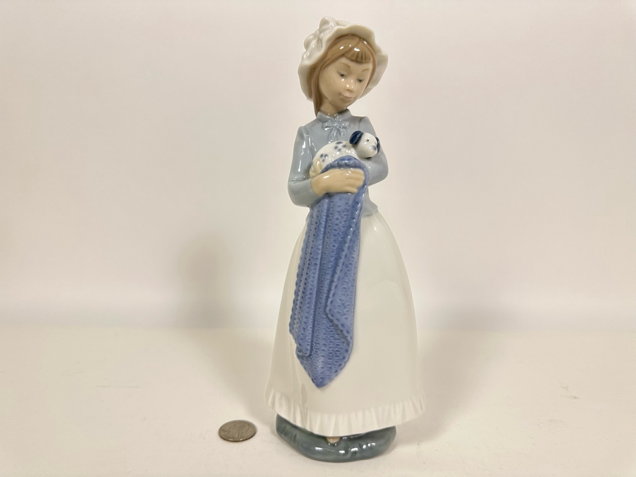 Nao by Lladro Sweet Girl with Puppy Porcelain Figurine 10H [Photo 2]