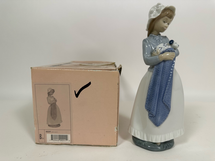 Nao by Lladro Sweet Girl with Puppy Porcelain Figurine 10H [Photo 9]