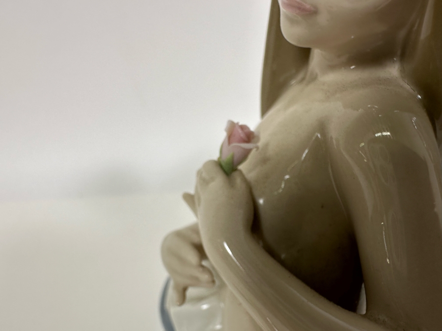 Lladro 'Butterfly Girl' Porcelain Figurine 8W x 6.5H [Photo 9]