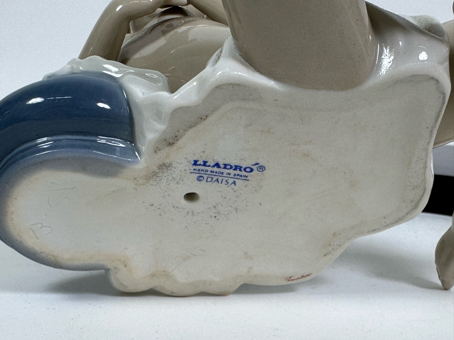 Lladro 'Butterfly Girl' Porcelain Figurine 8W x 6.5H [Photo 11]