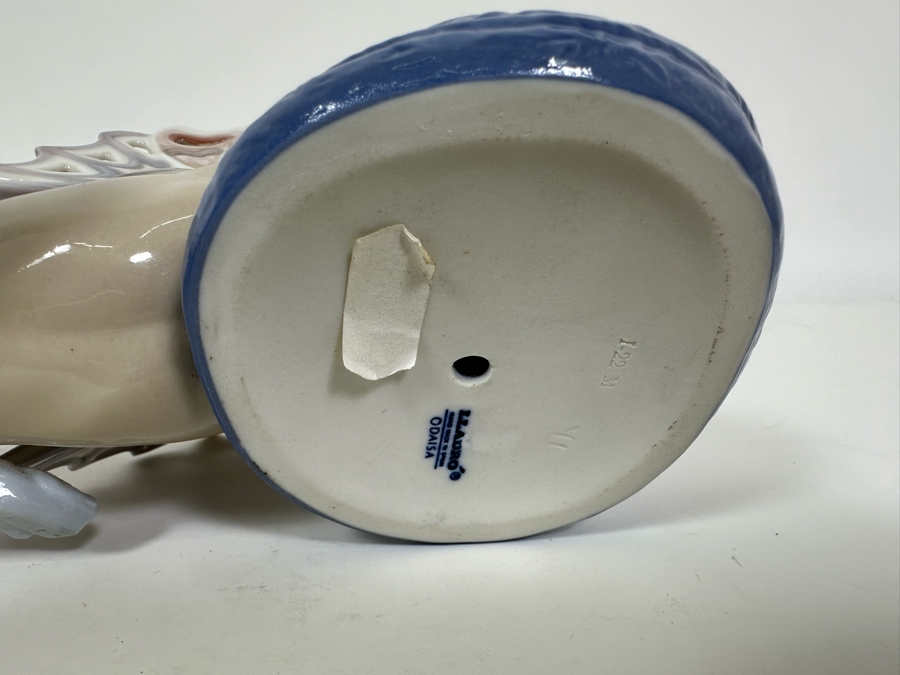 Lladro 'Butterfly Girl' Porcelain Figurine 13.5W x 6H [Photo 10]