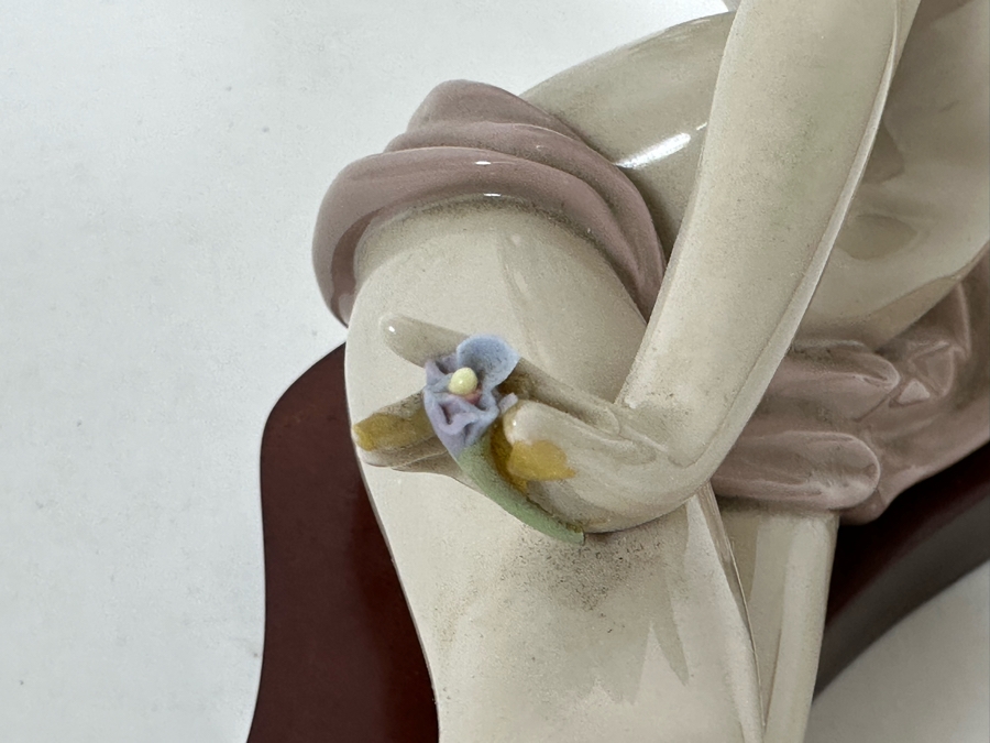 Lladro 'Butterfly Girl' Porcelain Figurine 11W x 7H [Photo 12]