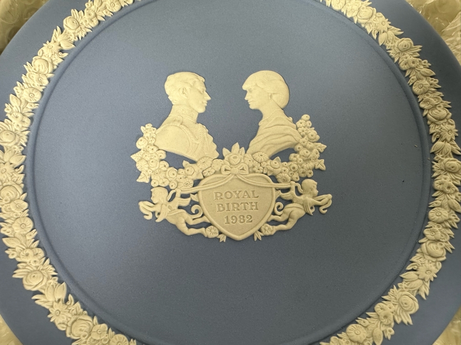 Huge Collection Of Wedgwood England Trinket Dishes & Plates Including The Royal Wedding, American Independence Plates, Christmas Plates & Mother's Day Plates [Photo 11]