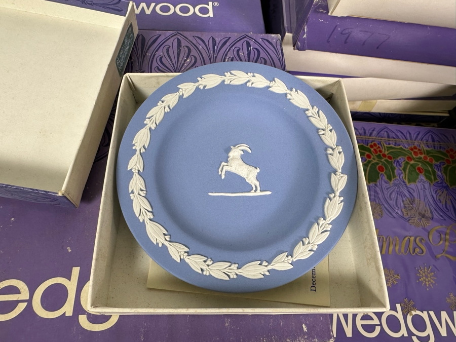 Huge Collection Of Wedgwood England Trinket Dishes & Plates Including The Royal Wedding, American Independence Plates, Christmas Plates & Mother's Day Plates [Photo 12]