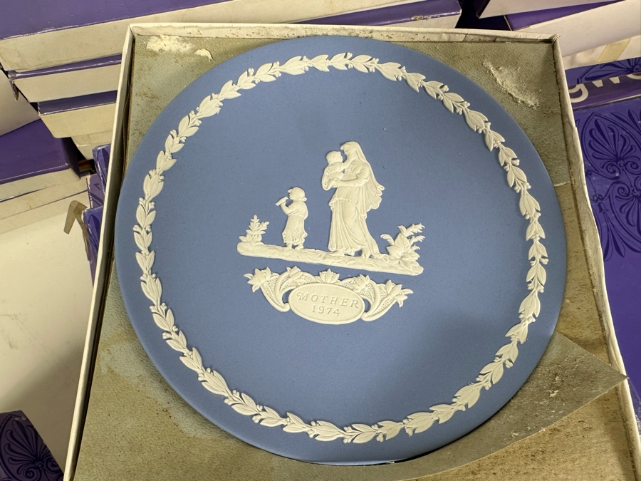 Huge Collection Of Wedgwood England Trinket Dishes & Plates Including The Royal Wedding, American Independence Plates, Christmas Plates & Mother's Day Plates [Photo 17]