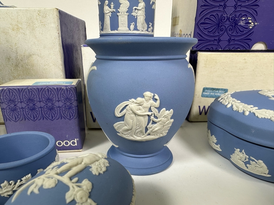 Large Collection Of English Wedgwood Jasperware Some With Original Boxes [Photo 9]