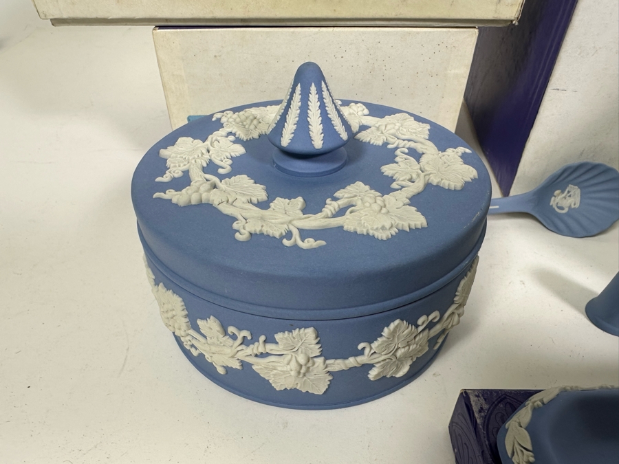 Large Collection Of English Wedgwood Jasperware Some With Original Boxes [Photo 4]