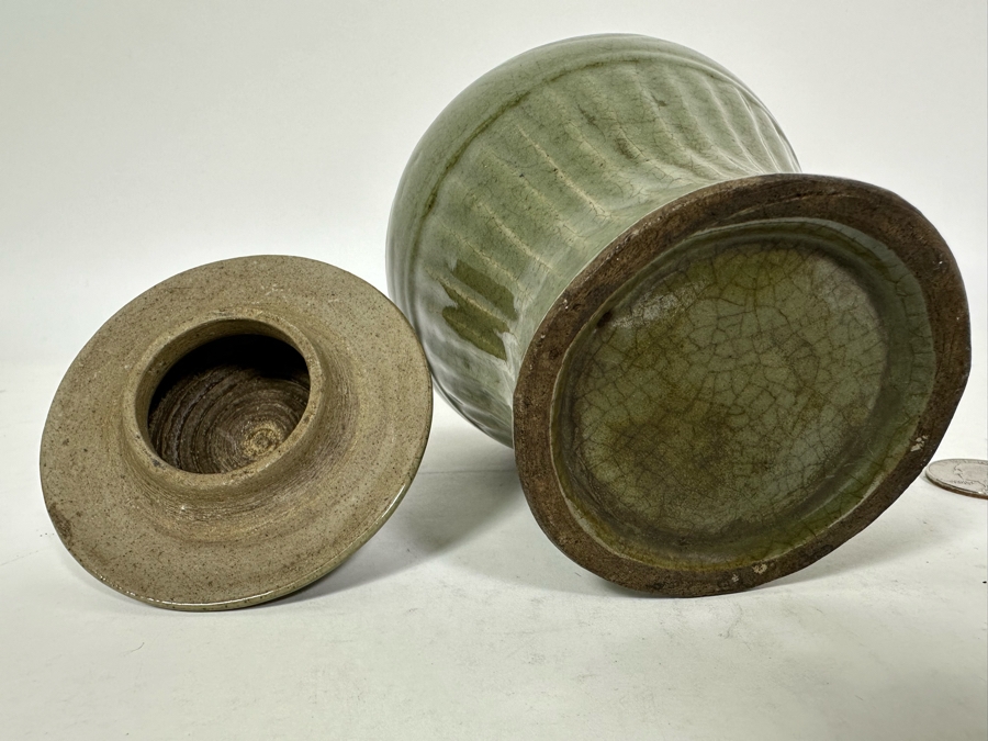 Vintage Chinese Green Porcelain Lidded Jar 7H [Photo 12]