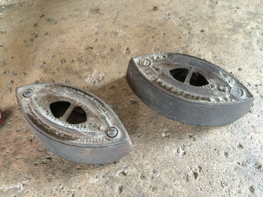 Pair of Vintage Irons [Photo 2]