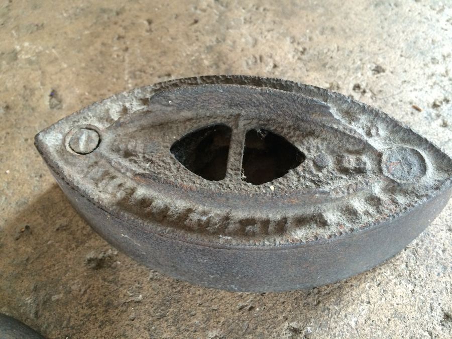 Pair of Vintage Irons [Photo 3]