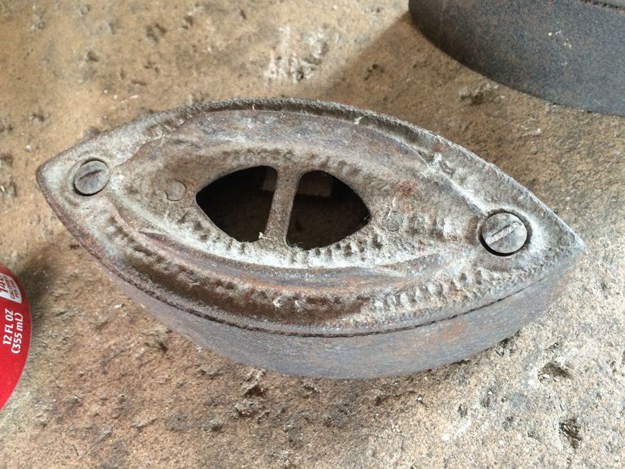 Pair of Vintage Irons [Photo 4]