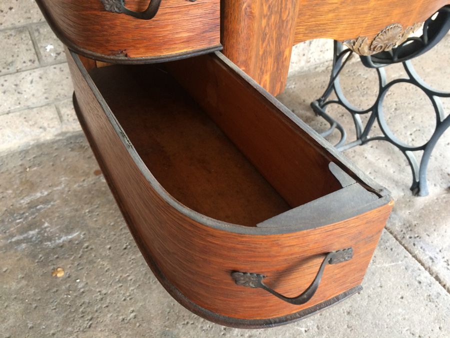 Vintage Treadle Sewing Machine - Free Sewing Machine Co - The Free No. 5 [Photo 19]