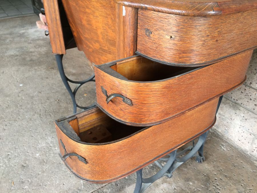 Vintage Treadle Sewing Machine - Free Sewing Machine Co - The Free No. 5 [Photo 23]