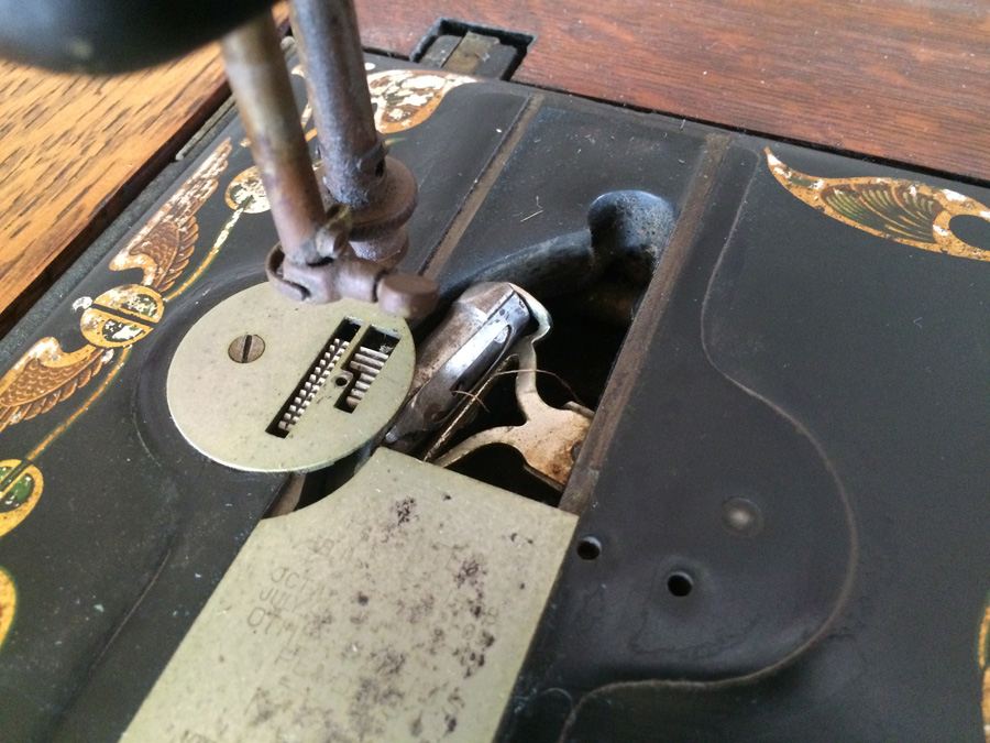 Vintage Treadle Sewing Machine - Free Sewing Machine Co - The Free No. 5