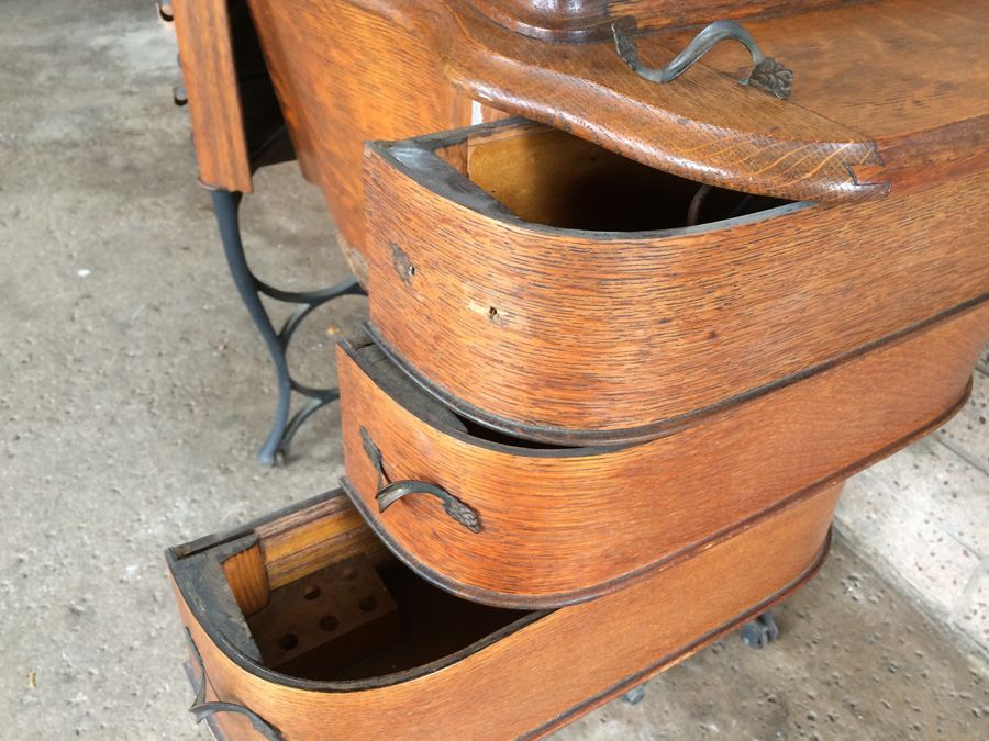 Vintage Treadle Sewing Machine - Free Sewing Machine Co - The Free No. 5 [Photo 24]