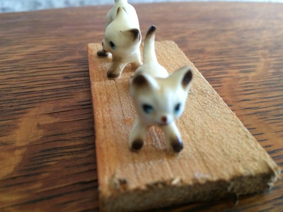 Vintage Cat Figurines (Glued To Board) [Photo 4]