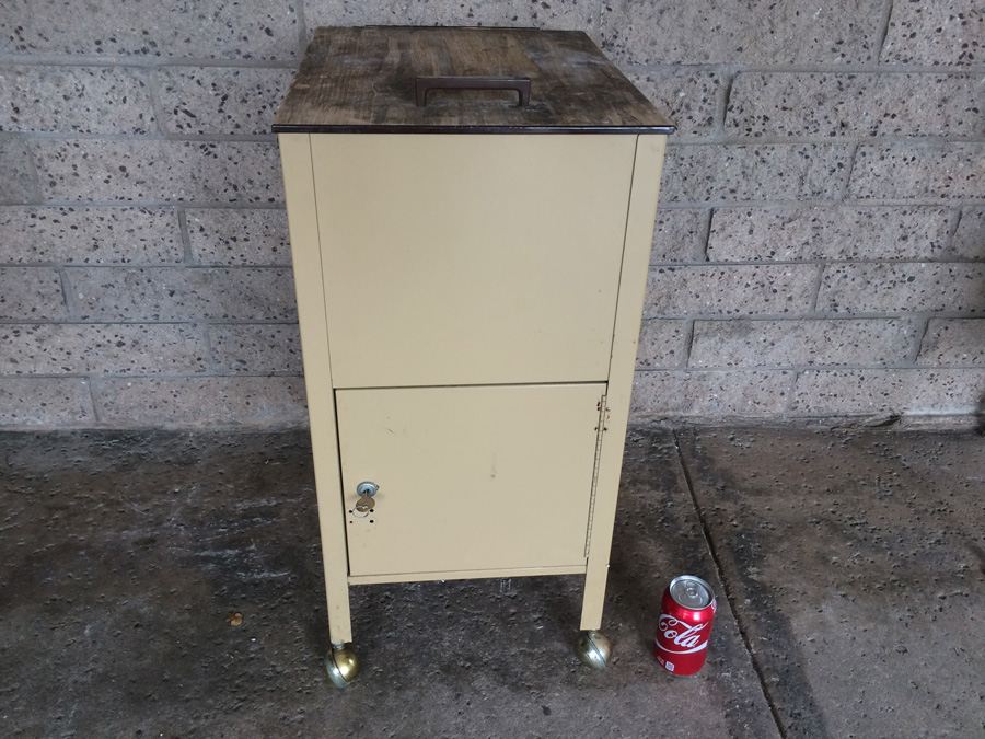 Metal Filing Cabinet with Lock on Casters
