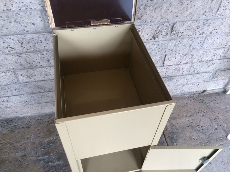 Metal Filing Cabinet with Lock on Casters [Photo 5]