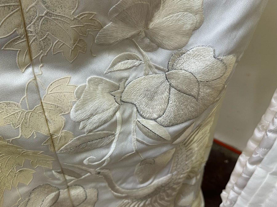 Stunning Vintage White & Gold Brocade Hand Embroidered Japanese Stork Wedding Kimono 52W X 77L [Photo 9]