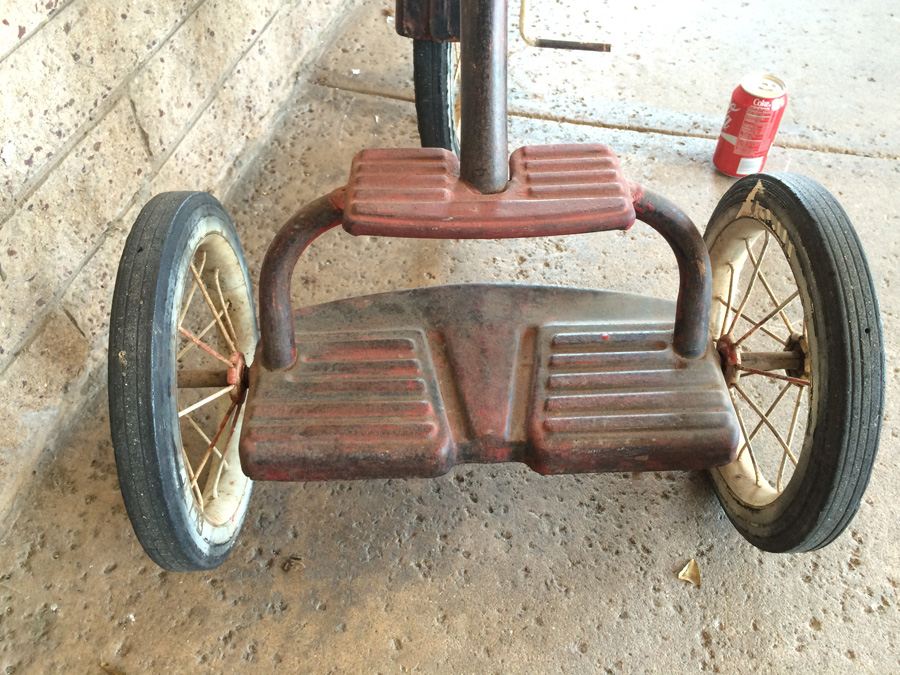 Vintage Red Tricycle [Photo 12]