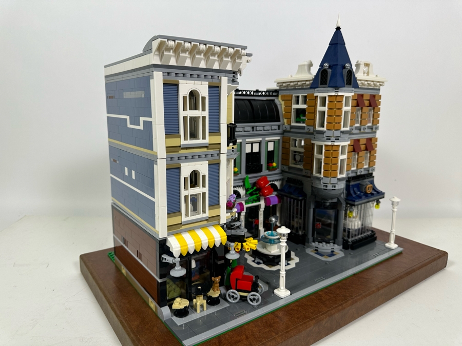 LEGO Creator Set 10255 Assembly Square With The Original Instruction Booklets Already Assembled/Not Glued 15W X 10D X 13.5H [Photo 20]