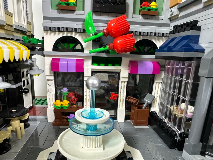 LEGO Creator Set 10255 Assembly Square With The Original Instruction Booklets Already Assembled/Not Glued 15W X 10D X 13.5H [Photo 9]