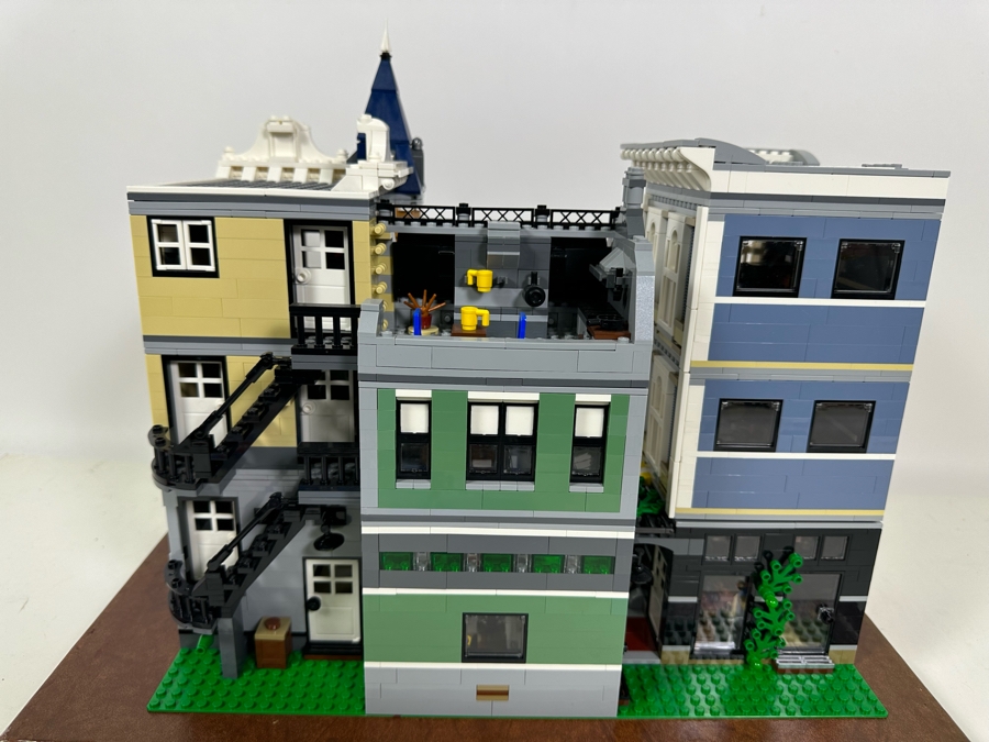 LEGO Creator Set 10255 Assembly Square With The Original Instruction Booklets Already Assembled/Not Glued 15W X 10D X 13.5H [Photo 23]