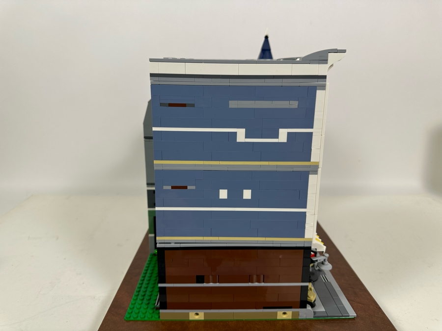 LEGO Creator Set 10255 Assembly Square With The Original Instruction Booklets Already Assembled/Not Glued 15W X 10D X 13.5H [Photo 22]