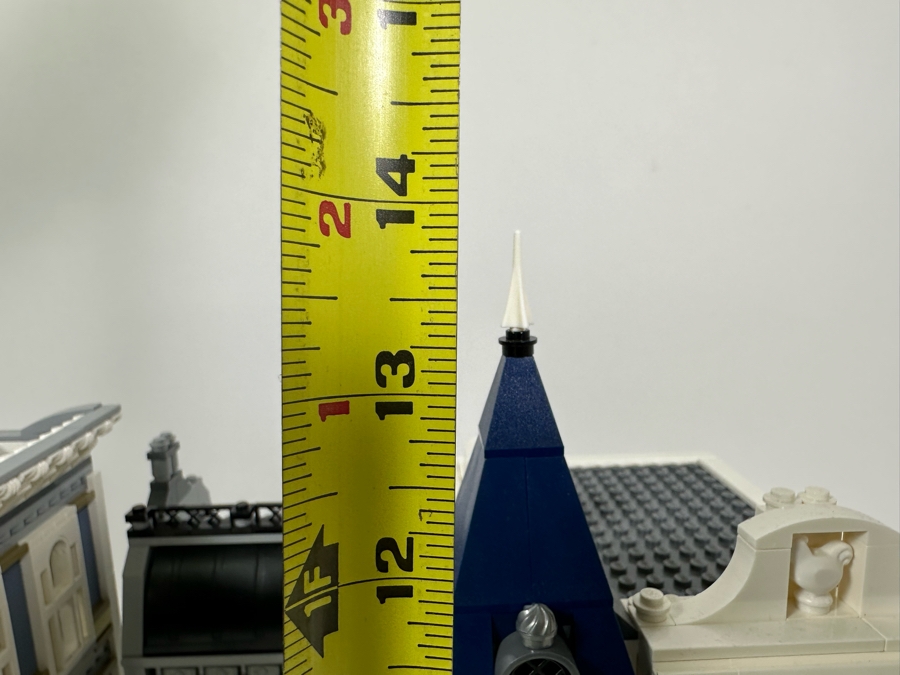 LEGO Creator Set 10255 Assembly Square With The Original Instruction Booklets Already Assembled/Not Glued 15W X 10D X 13.5H [Photo 29]