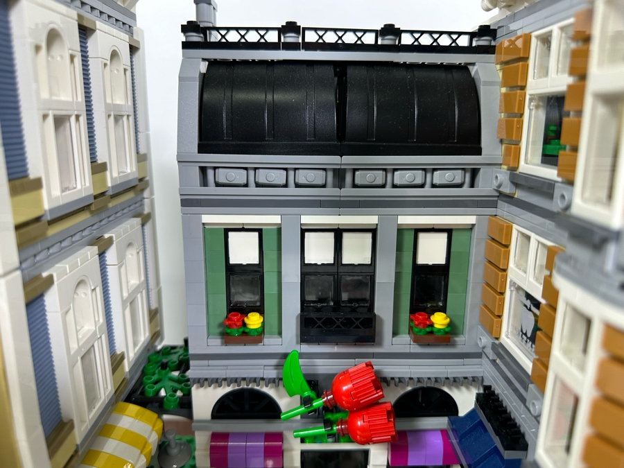 LEGO Creator Set 10255 Assembly Square With The Original Instruction Booklets Already Assembled/Not Glued 15W X 10D X 13.5H [Photo 7]