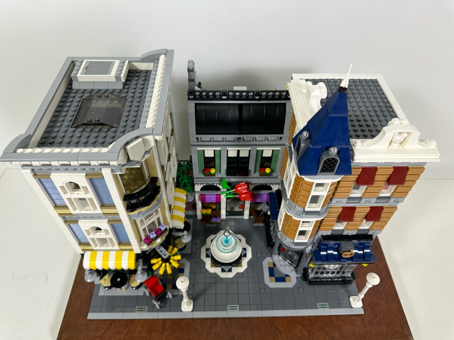 LEGO Creator Set 10255 Assembly Square With The Original Instruction Booklets Already Assembled/Not Glued 15W X 10D X 13.5H [Photo 16]