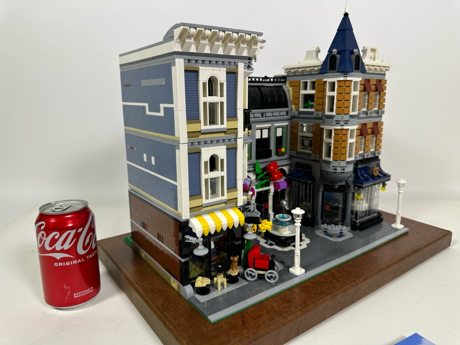 LEGO Creator Set 10255 Assembly Square With The Original Instruction Booklets Already Assembled/Not Glued 15W X 10D X 13.5H [Photo 21]