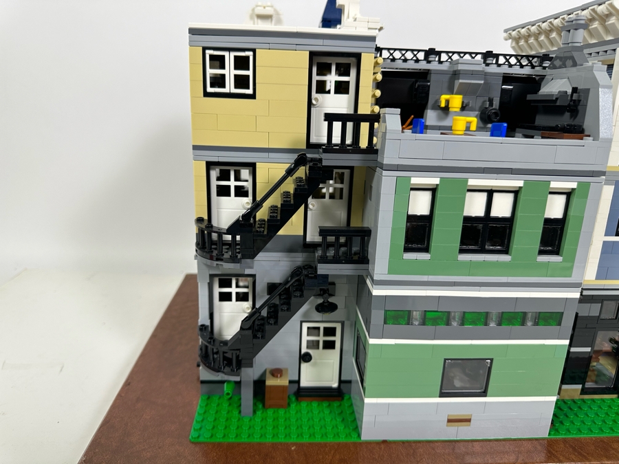 LEGO Creator Set 10255 Assembly Square With The Original Instruction Booklets Already Assembled/Not Glued 15W X 10D X 13.5H [Photo 25]