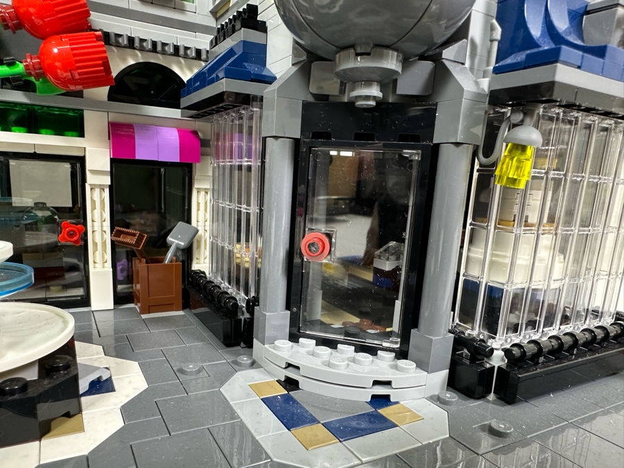 LEGO Creator Set 10255 Assembly Square With The Original Instruction Booklets Already Assembled/Not Glued 15W X 10D X 13.5H [Photo 5]