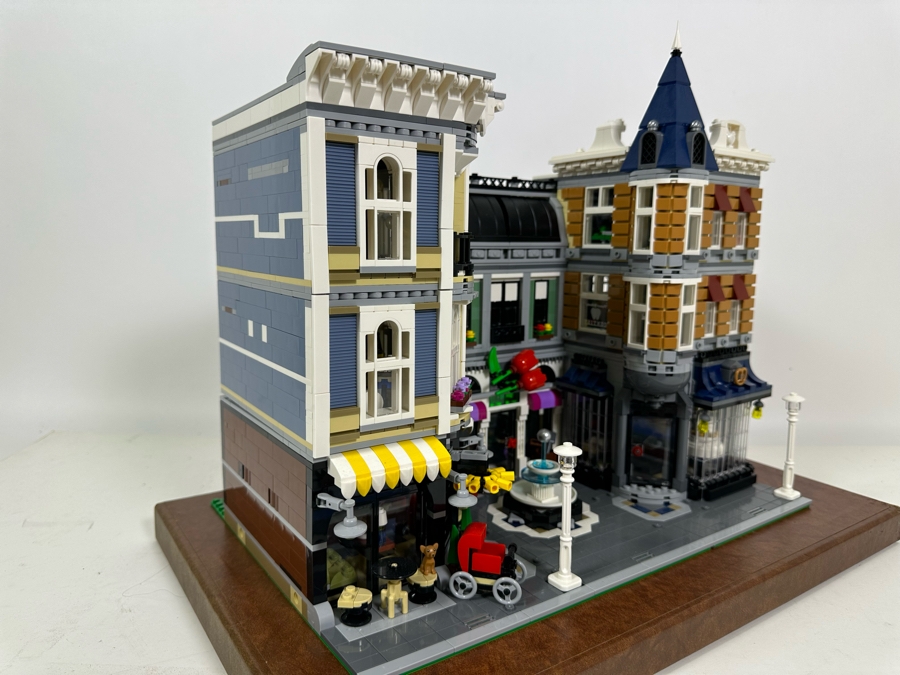 LEGO Creator Set 10255 Assembly Square With The Original Instruction Booklets Already Assembled/Not Glued 15W X 10D X 13.5H [Photo 19]