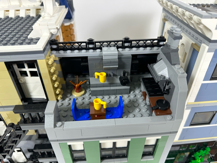 LEGO Creator Set 10255 Assembly Square With The Original Instruction Booklets Already Assembled/Not Glued 15W X 10D X 13.5H [Photo 24]