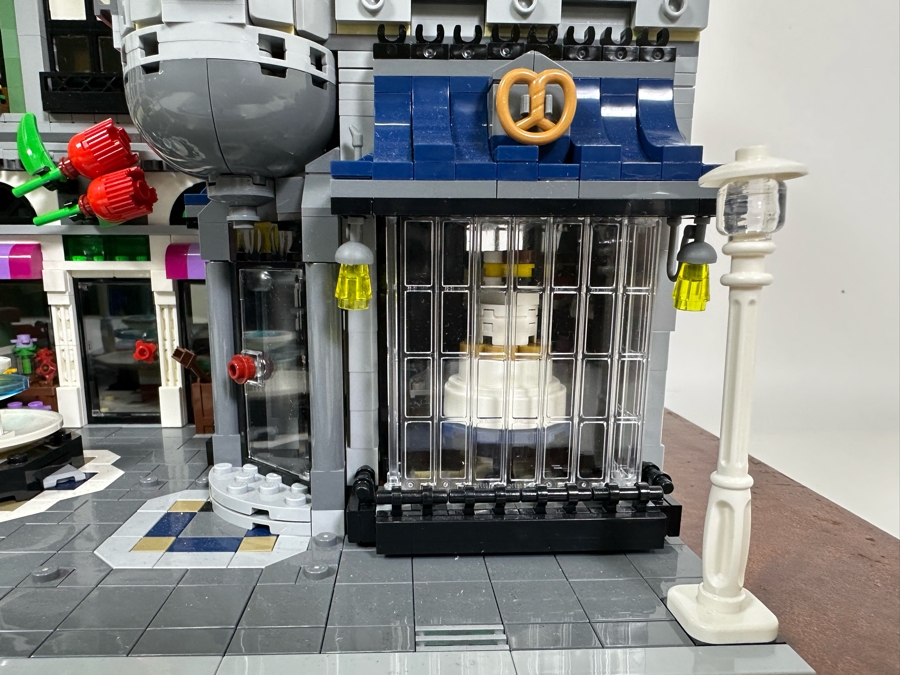 LEGO Creator Set 10255 Assembly Square With The Original Instruction Booklets Already Assembled/Not Glued 15W X 10D X 13.5H [Photo 4]