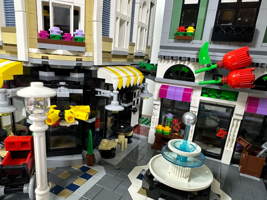 LEGO Creator Set 10255 Assembly Square With The Original Instruction Booklets Already Assembled/Not Glued 15W X 10D X 13.5H [Photo 11]