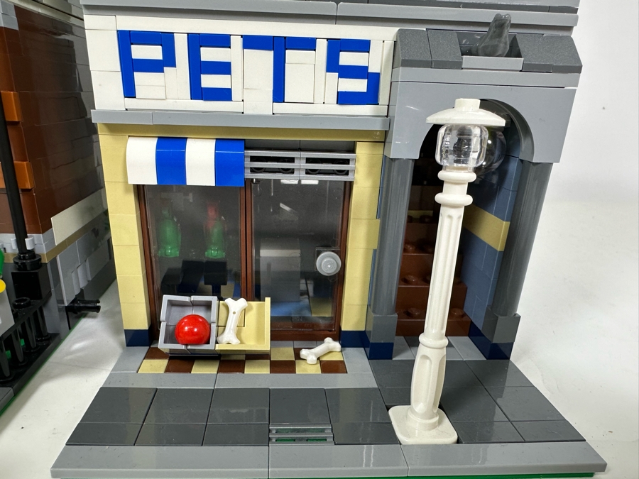 LEGO Creator Set 10218 Pet Shop With The Original Instruction Booklets Already Assembled/Not Glued 10W X 10D X 11H [Photo 9]